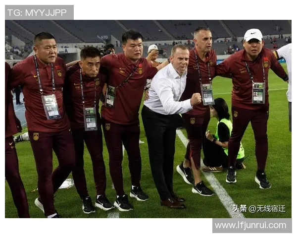 国足主帅亲赴基层选拔新人,现场引发围观 国足主帅亲赴基层选拔新人,现场引发围观